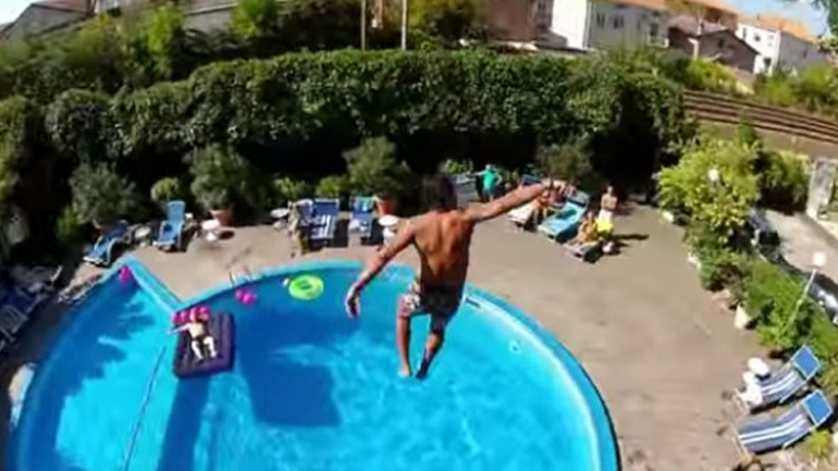 Ισπανία: Προβληματίζει το φαινόμενο του «balconing» – Μεθυσμένοι πηδούν από μπαλκόνια για να βουτήξουν σε πισίνες