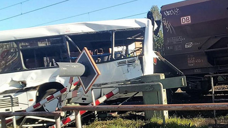 Γερμανία: Σύγκρουση τρένου με λεωφορείο – Δύο σοβαρά τραυματίες