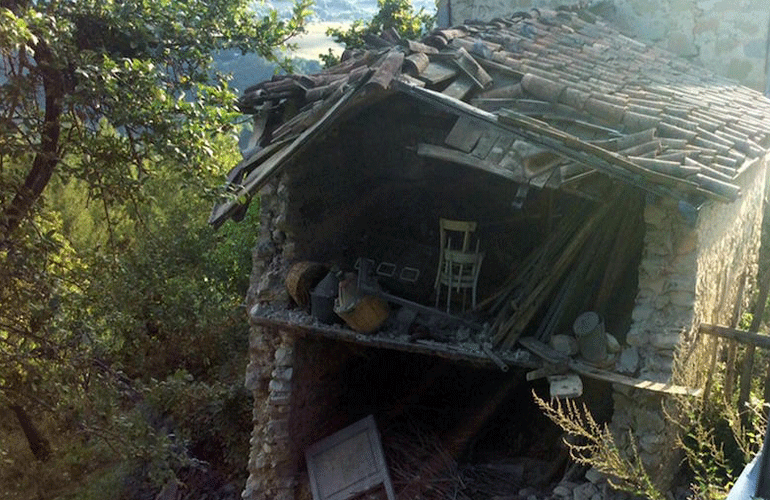 Δεκάδες κτήρια κατέρρευσαν