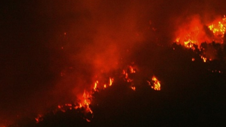 Κρήτη: Φωτιά σε αυτοκίνητο προκάλεσε μεγάλη πυρκαγιά