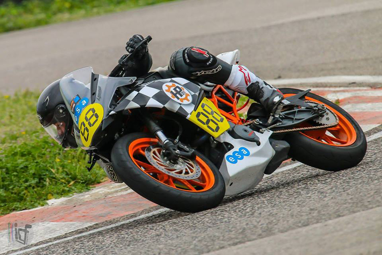 Ο 17χρονος αναβάτης βρίσκεται ήδη σε στάδιο προετοιμασίας...