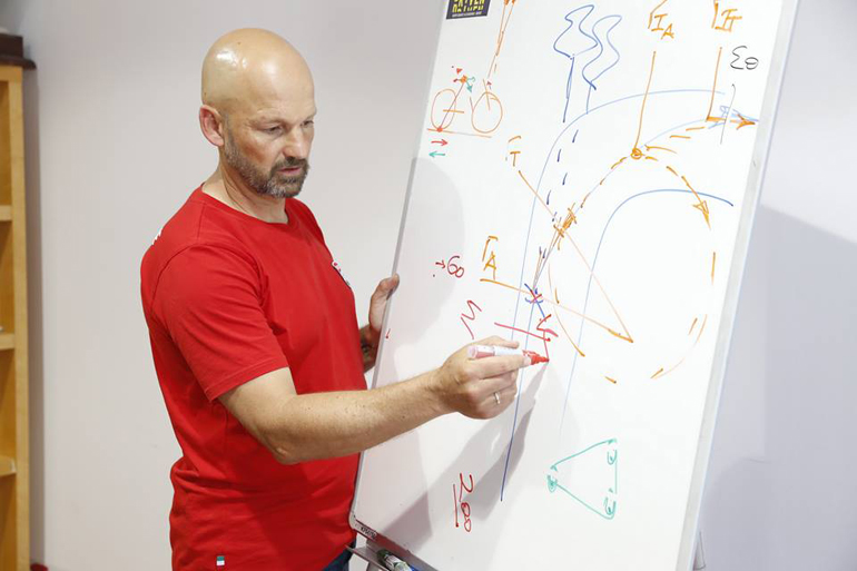 Ο εκπαιδευτής Θανάσης Χούντρας από το Riding School θα βρίσκεται δίπλα στον νεαρό αναβάτη...