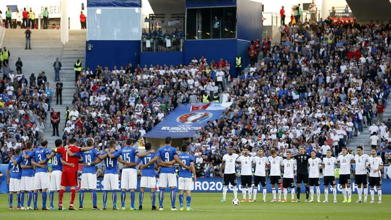 Ιταλία: Ενός λεπτού σιγή και μαύρα περιβραχιόνια για τα θύματα του σεισμού σε όλα τα παιχνίδια Ιταλία: Ενός λεπτού σιγή και μαύρα περιβραχιόνια για τα θύματα του σεισμού σε όλα τα παιχνίδια