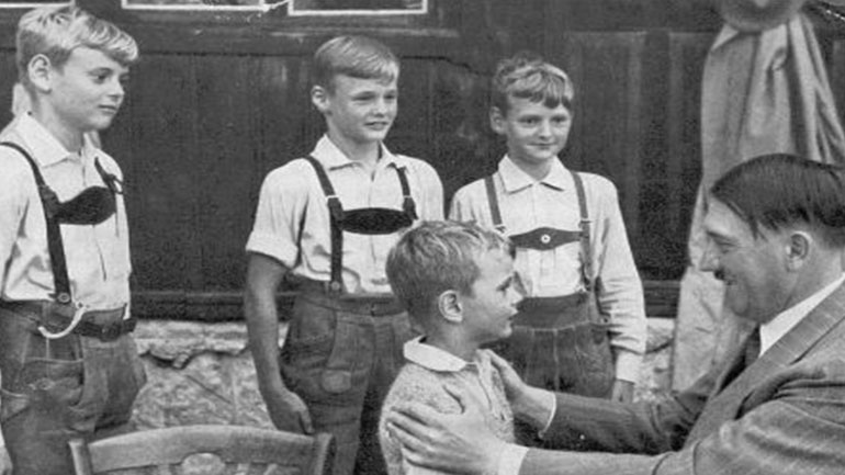 Μαθητές γερμανικού σχολείου μεταμφιέστηκαν σε ναζί!