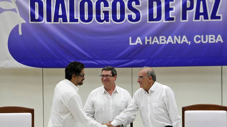 Κολομβία: Επιτεύχθηκε ιστορική συμφωνία ειρήνης με τους αντάρτες FARC