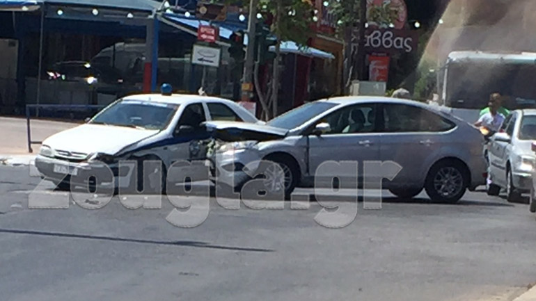 Περιπολικό πέρασε με κόκκινο και… τράκαρε Περιπολικό πέρασε με κόκκινο και… τράκαρε