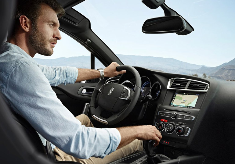 Στο ταξίδι το DS4 Crossback είναι πολύ άνετο. Ενδιαφέρον παρουσιάζει το εμπρός παρ-μπριζ που 'μεγαλώνει' φωτίζοντας περισσότερο την καμπίνα, ανεβάζοντας παράλληλα και την διάθεση του οδηγού...