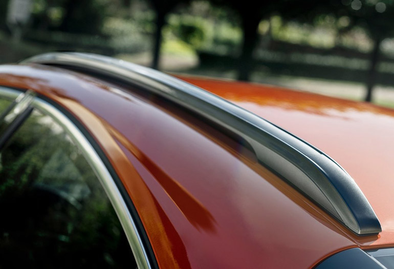 Οι ράγες στην οροφή δίνουν άλλον 'αέρα' στο αυτοκίνητο...