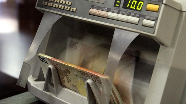 Reuters: Μειώθηκαν οι καταθέσεις στις ελληνικές τράπεζες