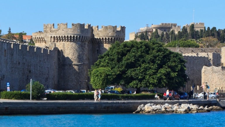 Τούρκοι εκπαιδευτικοί έφτασαν στη Ρόδο και ζητούν άσυλο Τούρκοι εκπαιδευτικοί έφτασαν στη Ρόδο και ζητούν άσυλο