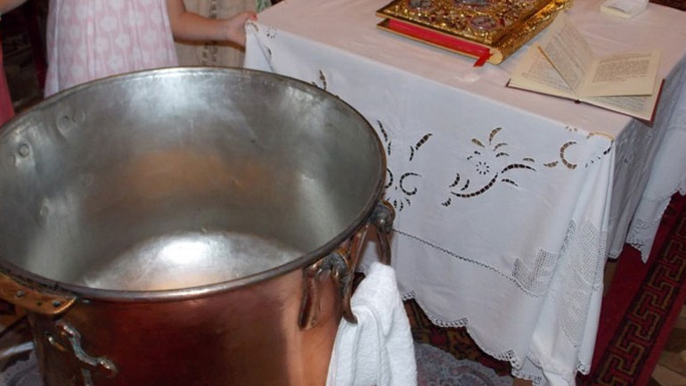 Απαγόρευσαν σε νονά να τελέσει το μυστήριο της βαπτίσεως επειδή παντρεύτηκε με πολιτικό γάμο…