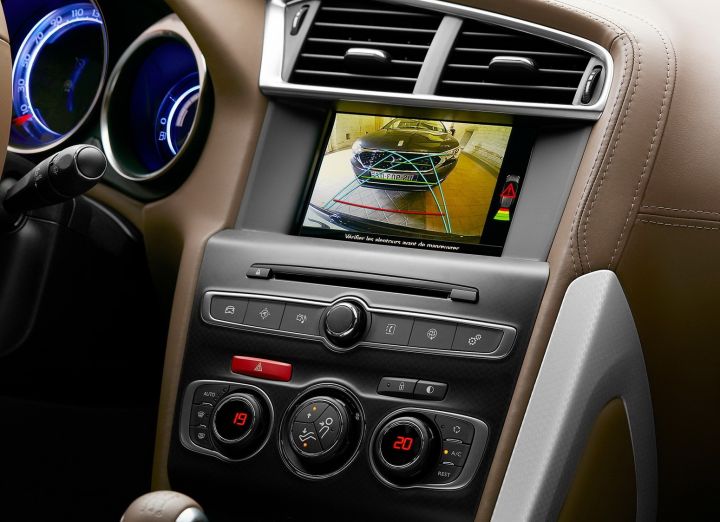 Κάμερα οπισθοπορείας που εμφανίζεται στην οθόνη που βρίσκεται στην κεντρική κονσόλα...