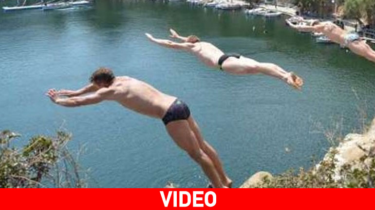 Εντυπωσίασαν οι ακροβατικές καταδύσεις στο Cliff Diving του Αγίου Νικολάου
