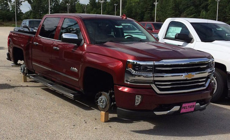 Chevrolet Silverado πάνω σε ξύλινους τάκους|!