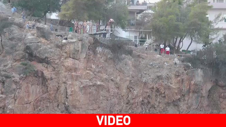 Εντυπωσιακές βουτιές από γκρεμό 16 μέτρων!