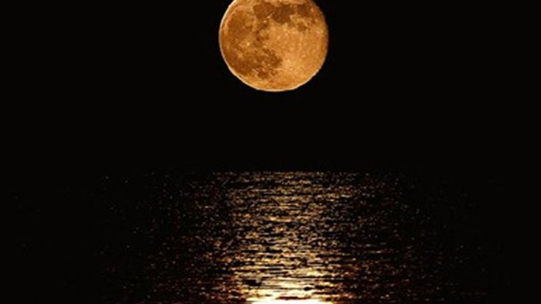 Ποιοι είναι οι ρομαντικοί και ποιοι… σεληνιάζονται όταν έχει πανσέληνο;