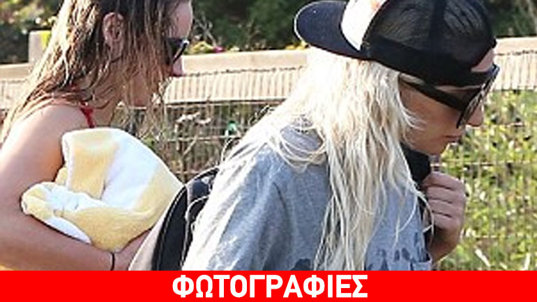 H Lady Gaga βολτάρει ξυπόλυτη στο Μαλιμπού
