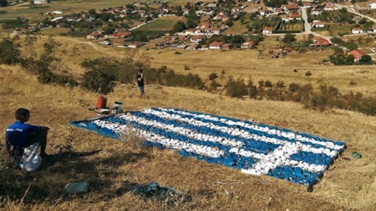 Mε πέτρες 2 τόνων δημιούργησαν την ελληνική σημαία σε λόφο των Τρικάλων