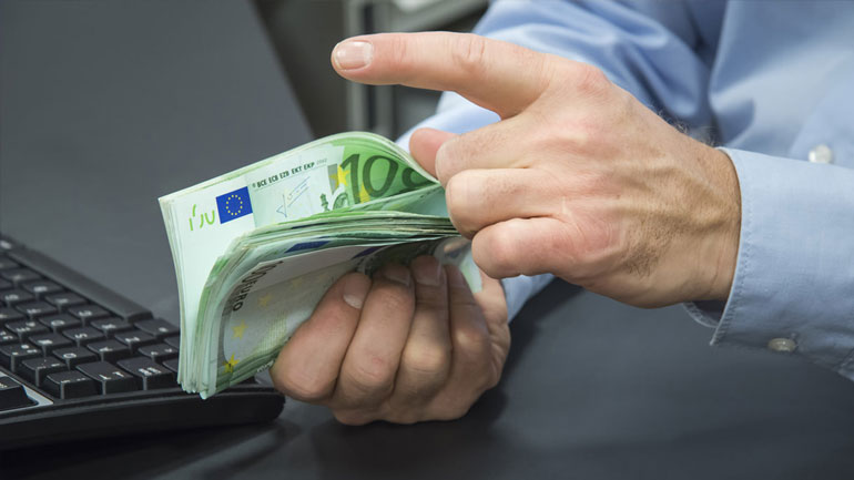 Oι αδιάφθοροι συνέλαβαν αρχιφύλακα για δωροληψία Oι αδιάφθοροι συνέλαβαν αρχιφύλακα για δωροληψία