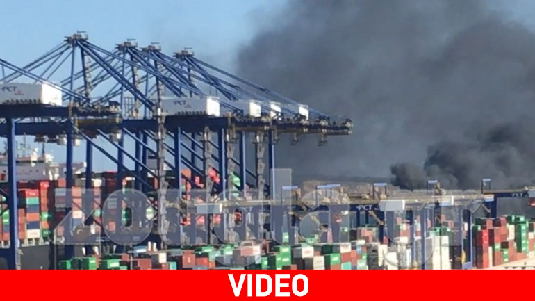 Φωτιά σε εμπορευματοκιβώτια στον Πειραιά