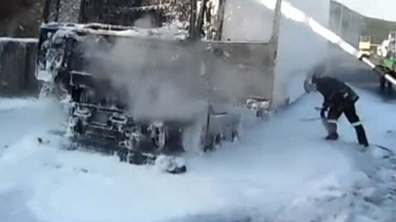 Φορτηγό ψυγείο στο Ρέθυμνο τυλίχτηκε στις φλόγες εν κινήσει