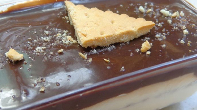 Το πιο εύκολο καλοκαιρινό γλυκό με μπισκότα!