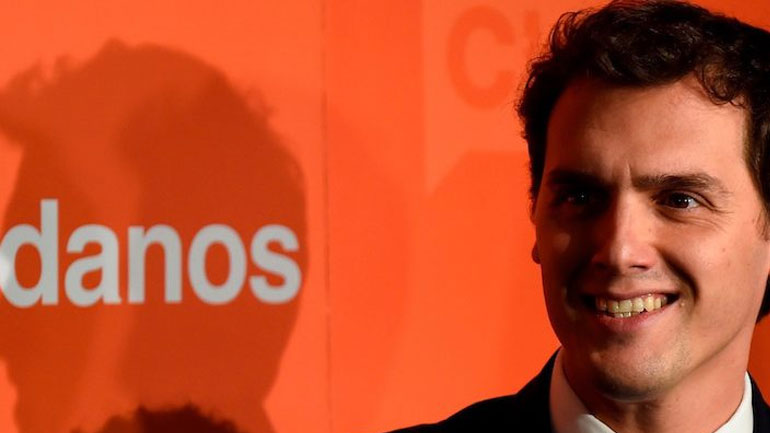 Oι Ciudadanos στηρίζουν τον Ραχόι