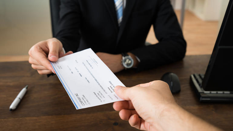 Aκάλυπτες επιταγές πλημμύρισαν την αγορά