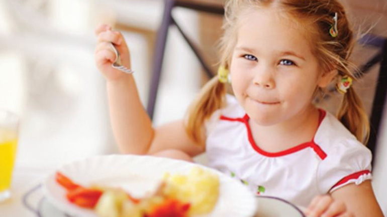 Φέρτε τα παιδιά σας κοντά στα φρούτα. Η ειδικός σας μαθαίνει