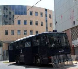 Δρακόντεια μέτρα ασφαλείας έξω από το κτήριο της Καλλιθέας