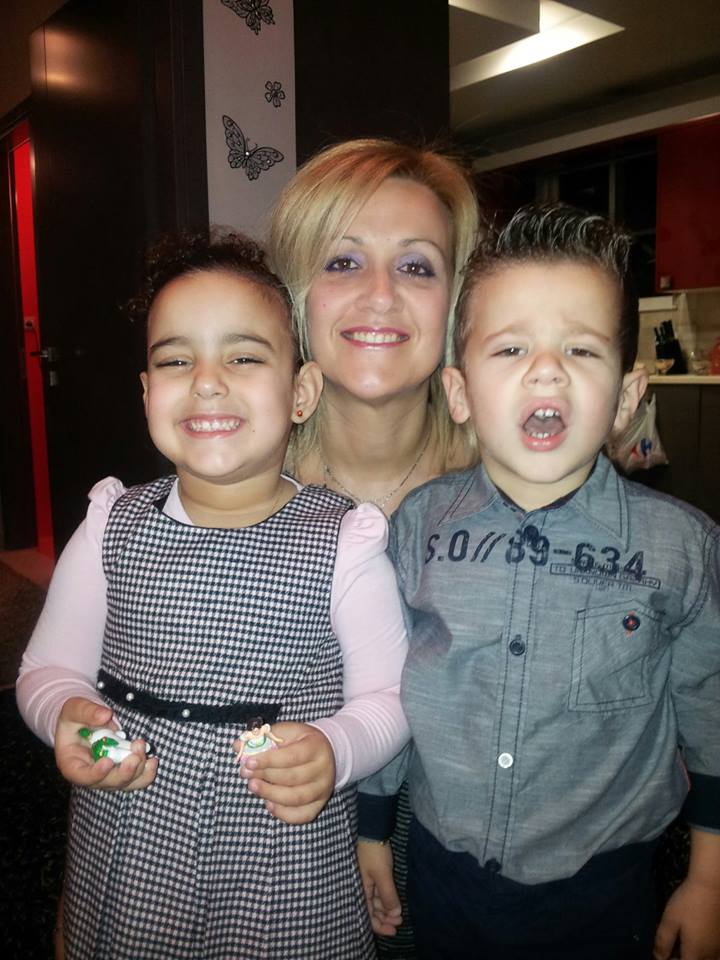 O μικρός Κωνσταντίνος με τη μητέρα του και την αδερφούλα του