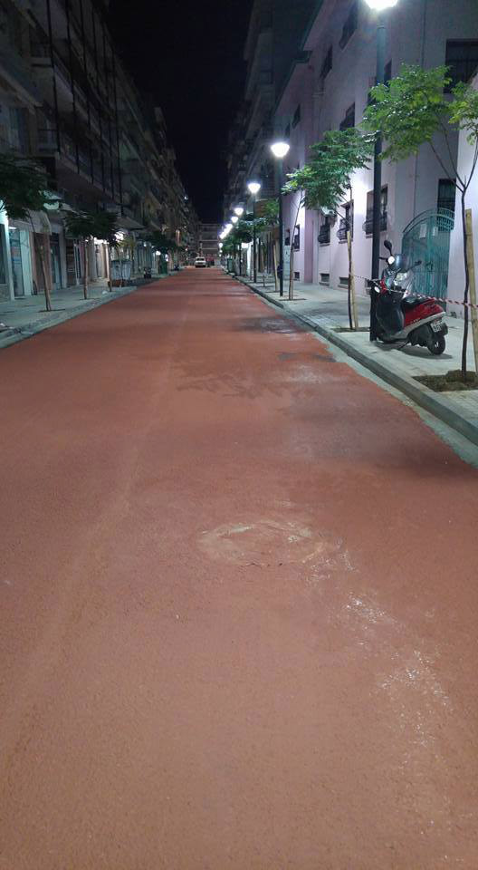 Αισθητικά ο συγκεκριμένος δρόμος (οδός Ιουστινιανού) θυμίζει δρόμο... εξωτερικού. Στην πράξη βοηθά στη μείωση της θερμοκρασίας!