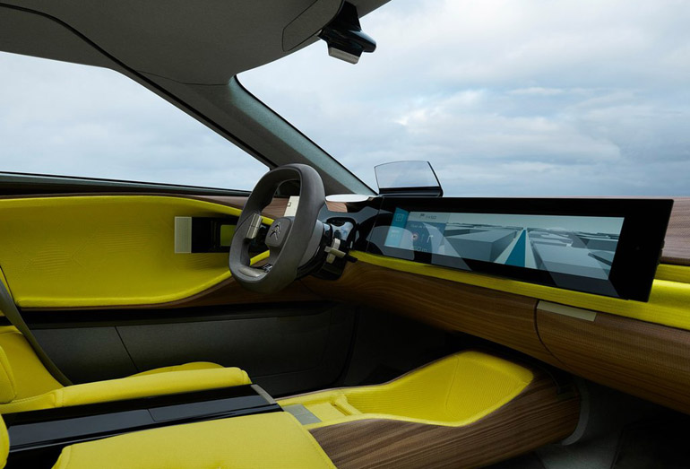 Η τεράστια οθόνη αφής στην κεντρική κονσόλα βγάζει... μάτι!