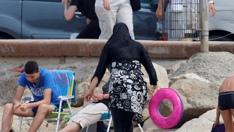 Σαρκοζί: Θα απαγορεύσω τα μουσουλμανικά μαγιό αν εκλεγώ πρόεδρος