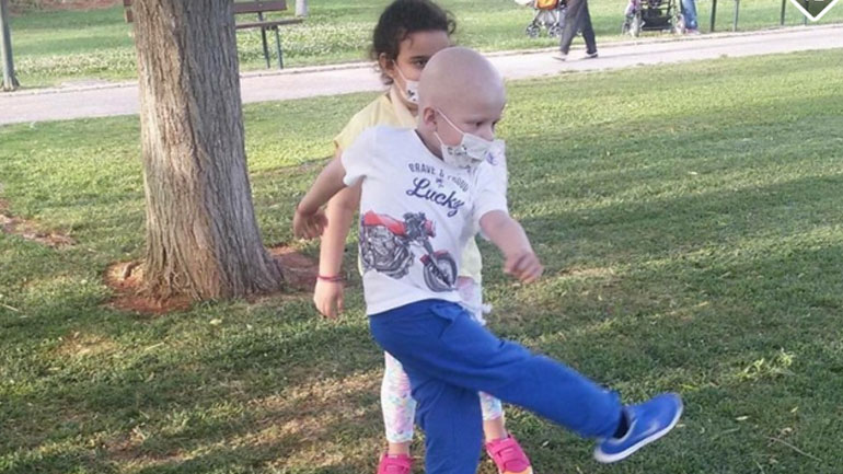 Ο μικρός Κωνσταντίνος παίζει με άλλα παιδάκια