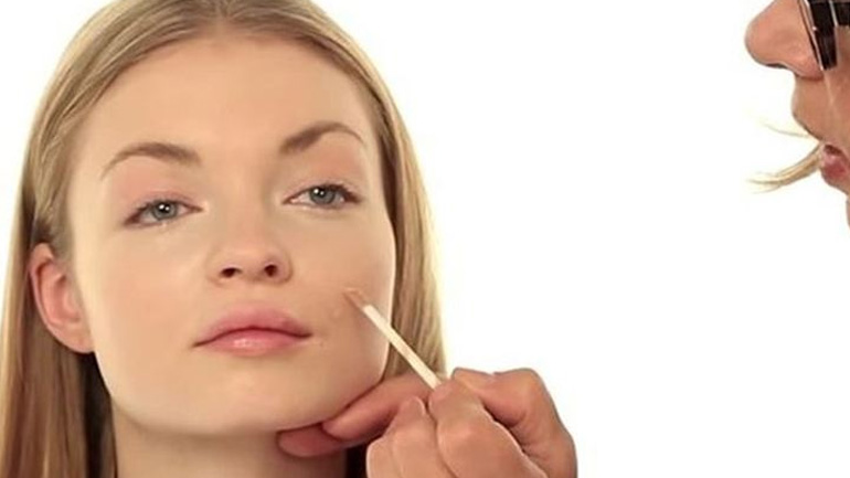 Μάθε τώρα το μυστικό «όπλο» των make up artists για αψεγάδιαστη επιδερμίδα!