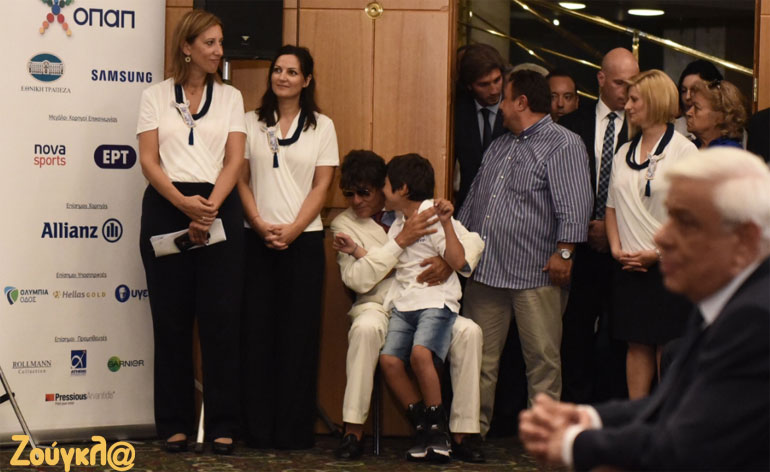 Ο Ηλίας Ψινάκης σε ένα τρυφερό στιγμιότυπο