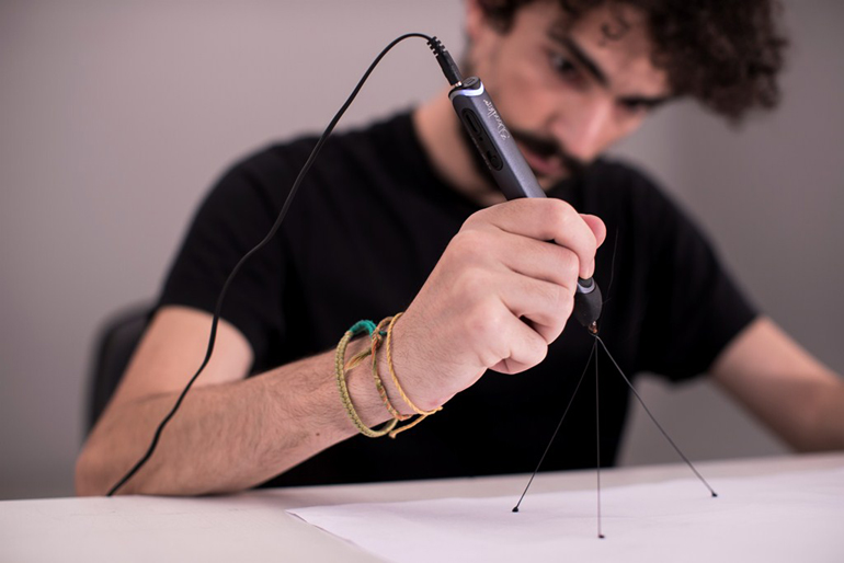 Το ειδικό στυλό 3Doodler Create 3D pen θερμαίνει στέρεο πλαστικό και μετά το ψύχει... 