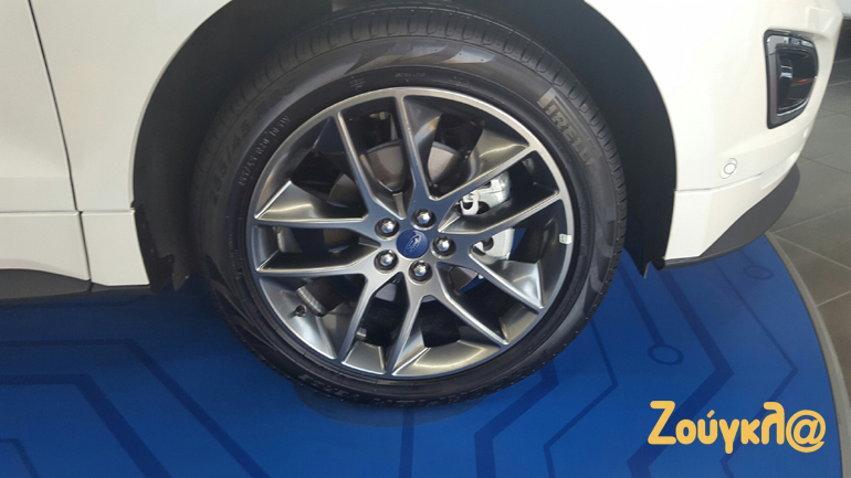 Ζάντες τεραστίων διαστάσεων και ελαστικά Pirelli Scorpion Verde για ιδανικό πάτημα και στο βρεγμένο...