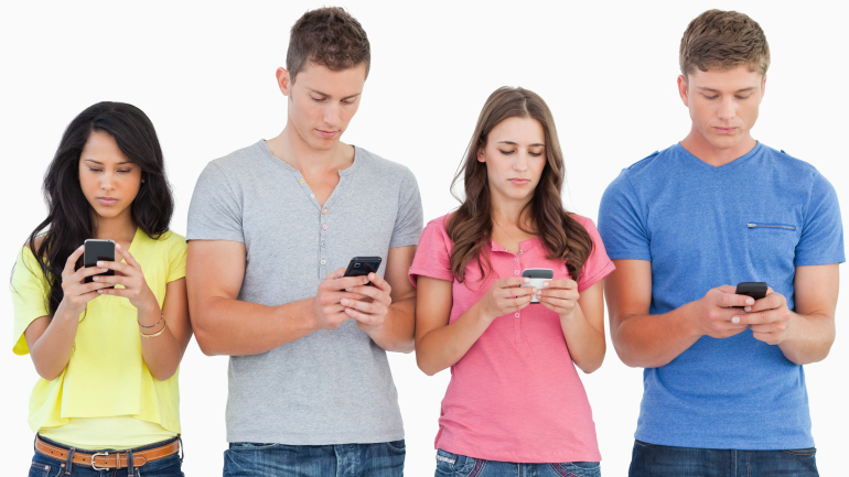 Πόσο συχνά ελέγχουν το κινητό τους οι άντρες και οι γυναίκες;