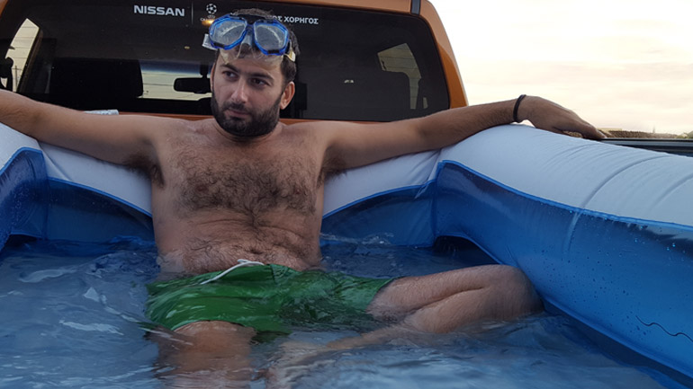 O Βασίλης Σαρημπαλίδης δροσίζεται προκειμένου να ετοιμάσει τα... καυτά νέα για το αυτοκίνητο και τη μοτοσικλέτα!