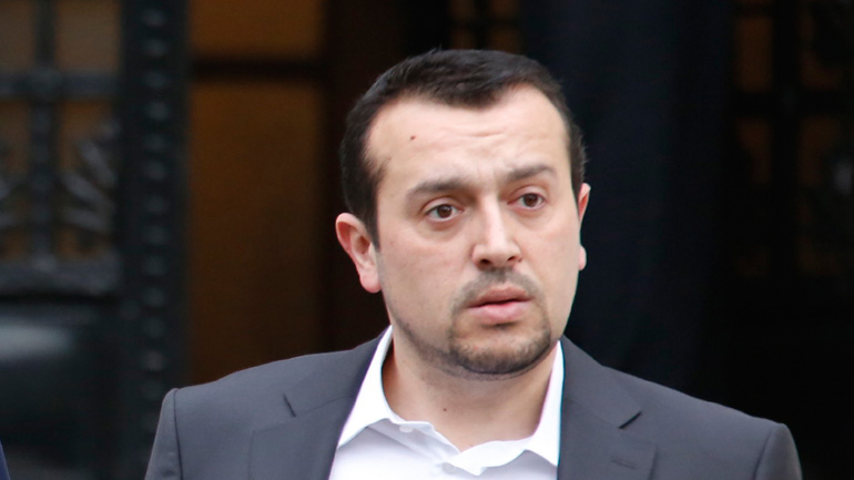 Ο Παππάς έφαγε… πόρτα