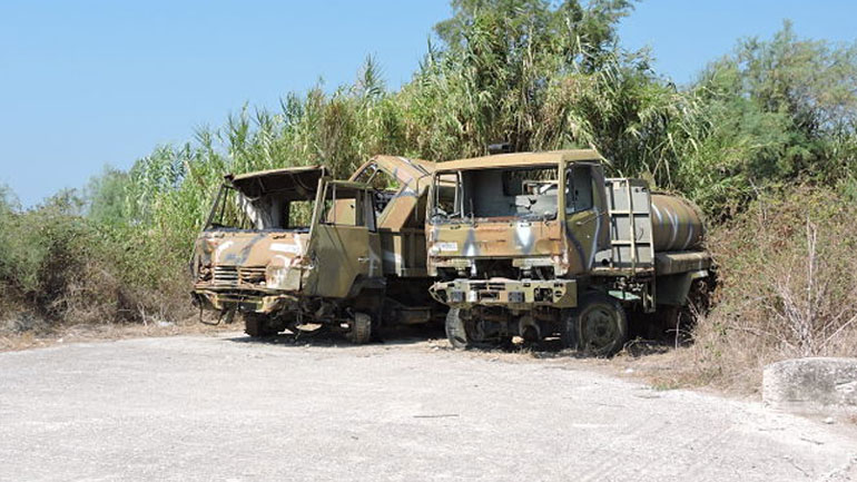 Εγκατέλειψαν στρατιωτικά οχήματα στον κάμπο της Άρτας