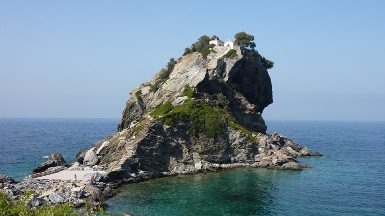 Περισσότεροι από 100 γάμοι φέτος αλά “Mamma Mia” στη Σκόπελο