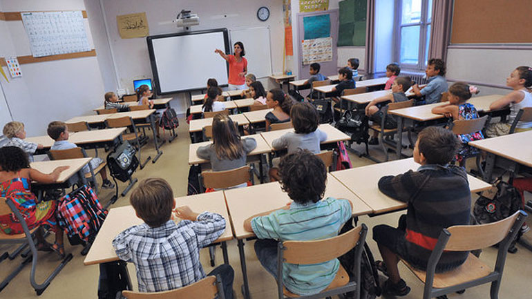 Γαλλία: Οι μαθητές επιστρέφουν στα σχολεία υπό αστυνομική φρούρηση