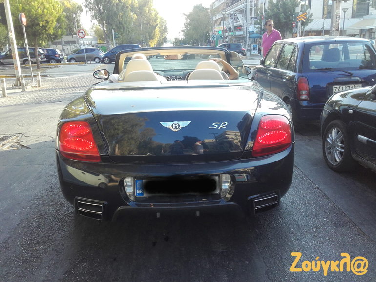 Δε βλέπεις κάθε μέρα Bentley και μάλιστα ανοιχτή...