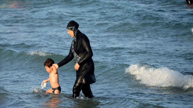 Δικαστικό μπλόκο στην απαγόρευση των μουσουλμανικών γυναικείων μαγιό στη Νίκαια