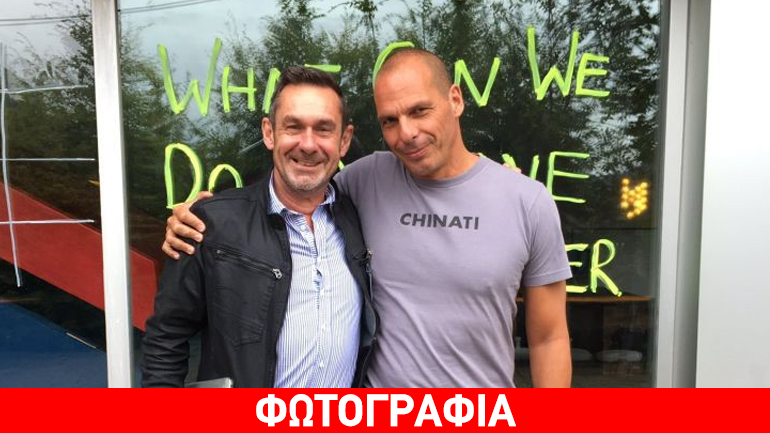 Γιάννης Βαρουφάκης και Πολ Μέισον ποζάρουν αγκαλιά