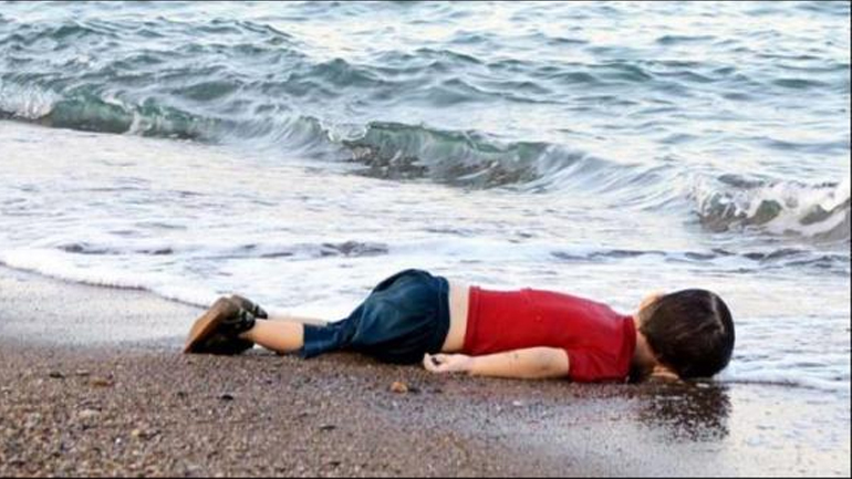 Τι λέει ο πατέρας του μικρού Αϊλάν ένα χρόνο μετά τον θάνατο του γιου του;