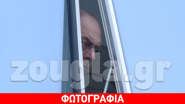 Νέα φωτό: Πάλι κρυφοκοιτάζει από το παράθυρο ο εκπροσώπος του STAR